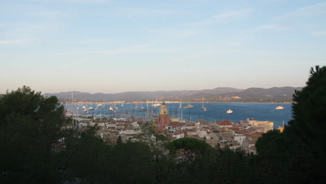 Zeitraffer-Sonnenaufgang-über-Saint-Tropez-Mit-Booten,-Die-Sich-Auf-Dem-Meer-Bewegen
